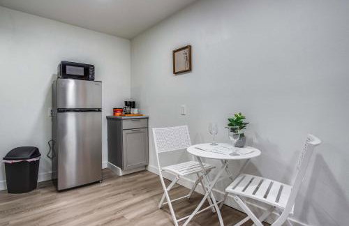 Newly Renovated Bright Studio - Photo 14