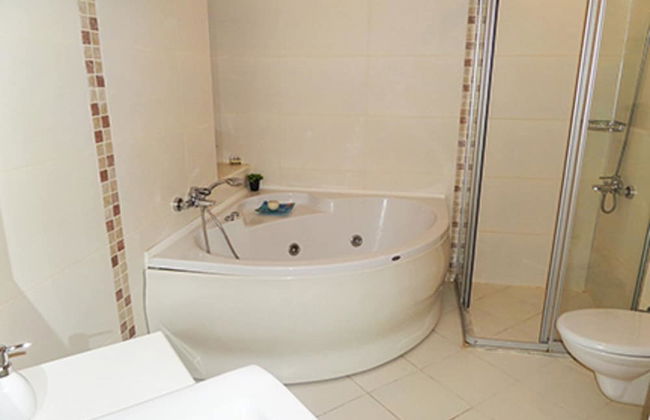 Spacious 2 Bed 2 Bath Home in one of Side's Most Popular Communities - Foto 13