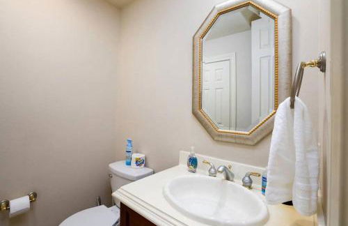Bedroom with 3.5-Bathroom near Golf Course! - Photo 23