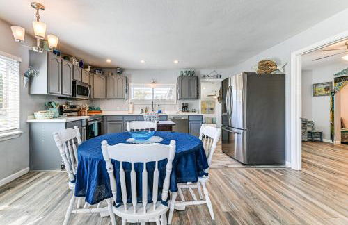 Updated Home 2 Mi to Beach in Crescent City! - Foto 8