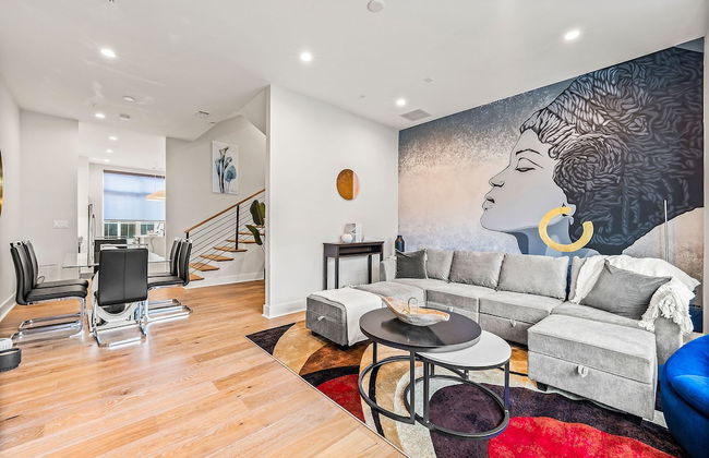 Stylish Midtown Home w Rooftop Views by Silverx - Foto 2