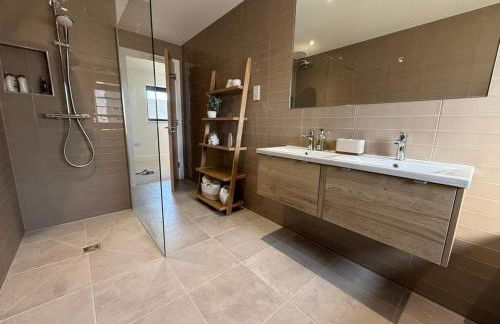 Still Waters - Luxury Lakeside Retreat with Hot Tub - Photo 29