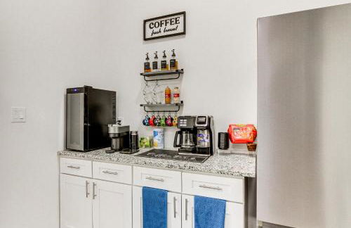 Poolside and Hot Tub Lounging Luxe Rio Rancho Home - Foto 11