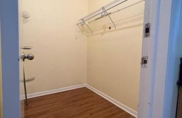 Spacious 3 Bedroom with Beautiful Backyard - Foto 6