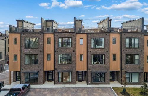 Modern Multi-Level Retreat with Rooftop Hot Tub - Foto 64