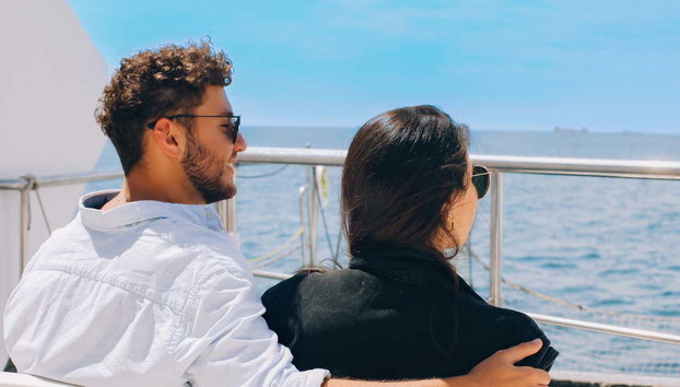 Paseo en catamarán por Barcelona - Foto 2, Una pareja disfrutando del paseo en catamarán por Barcelona
