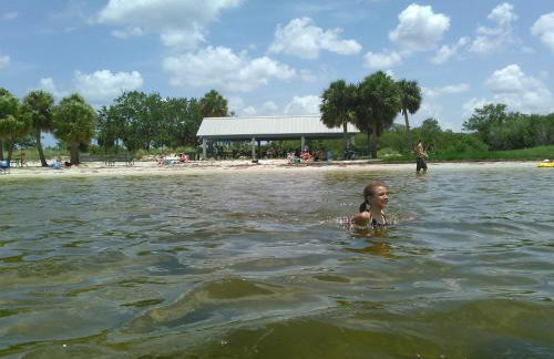 Private Tropical Waterfront Sanctuary w pool, hot tub & an island! Pet Friendly - Foto 65