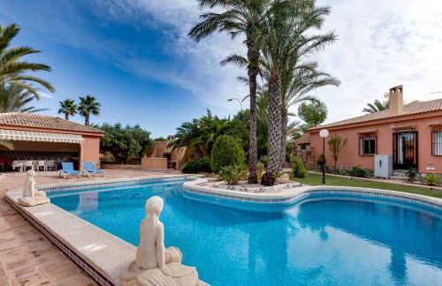 Charming Villa in Torrevieja with Private Pool - Foto 1