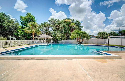 Old Florida Setting with Kayaks and Fishing Poles - Foto 27