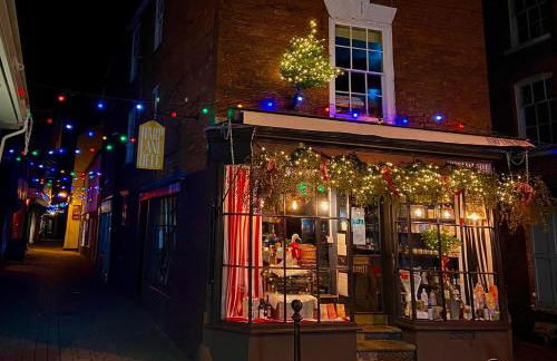 Beautiful stylish 2 bed apartment with free parking - Photo 39