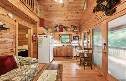 Cozy Creekside Cabin with Wraparound Porch home - Foto 2