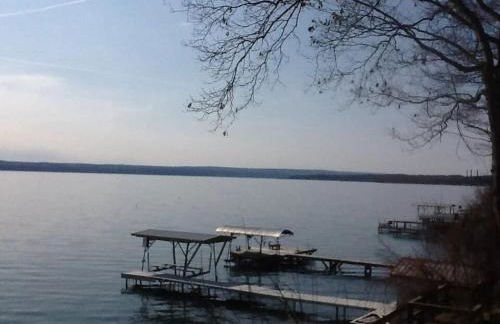 Anthony Beach - Seneca Lakefront Retreat w Covered Dock Lounge Area - Hot Tub & Fire Pit - Pets OK - Foto 17