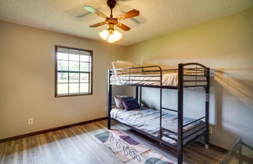 Patio & Grill! Charming 'Lake Charles Landing Pad' - Foto 20