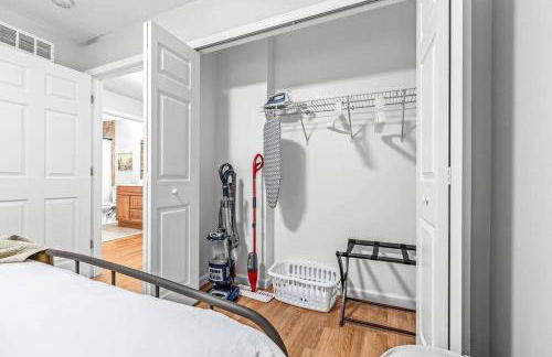 Cozy 2BR Condo in Great Location - King Bed - Foto 31