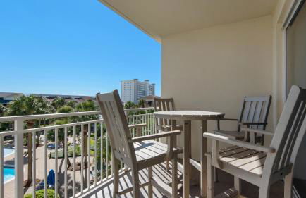Spacious 2BR Condo w/ Partial Gulf Views, Pool, Across the Street From Beach! - Foto 18