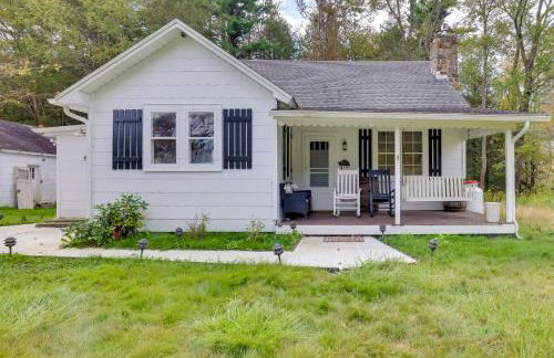 Explore the Poconos! Cozy Creekside Cabin with Patio - Foto 38