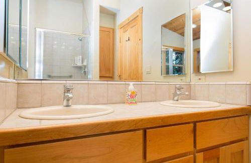 Interlaken on the West Shore by Tahoe Getaways - Pet Friendly 3BR, Close to Skiing & Walk to the Lake! - Foto 13