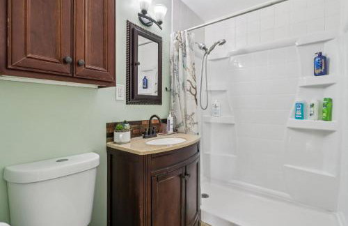 Entire Private Home with 3 Bedrooms, Gated Yard, Parking, King Bed, Available Now - Foto 31