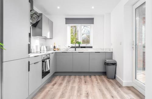 Modern Two Bedroom Apartment - Parking & Balcony - Netflix 6MC - Foto 15