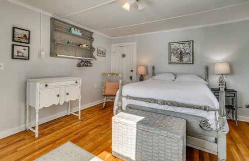 Easy Beach Access! Classic New London Charmer - Foto 12