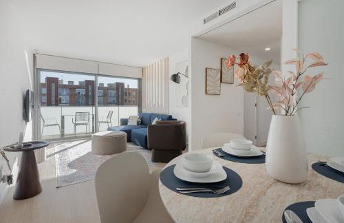 Quiet modern 2 bed apartment with Balcony, Pool and Free Parking - Foto 13