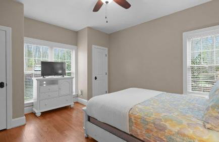 Sleeps 22, Lakefront w/ Private Dock & Pool, 2 Houses Lake Living by Avantstay - Foto 62