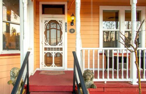 The Golden Parlor- Historic Victorian, Hot Tub - Foto 43