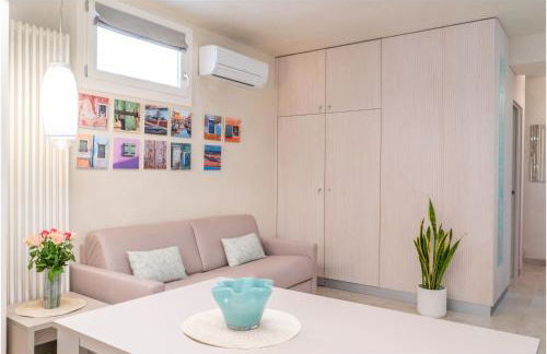 Tiffany Silver - Photo 2