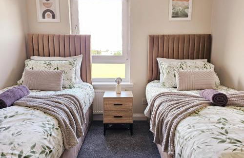 Modern 5 Bedroom Townhouse with Free Parking - Foto 41