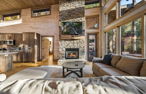 Honeysuckle Chalet - Luxe Mountain Chalet - Hot Tub, Wi-Fi, Pool Table, Party Deck, Fire Pit - 15 mins to Blue Ridge! - Foto 24