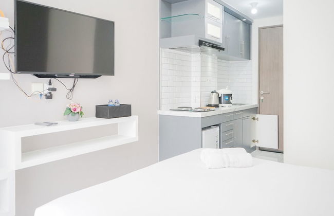 Elegant with Brand New at Studio Emerald Bintaro Apartment - Foto 2