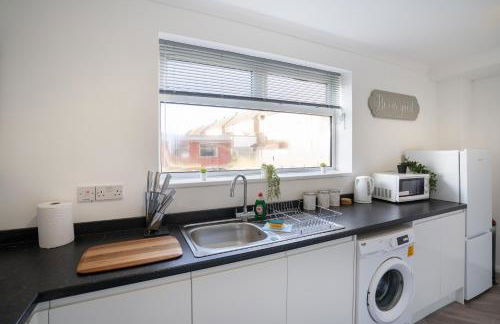 Modern - 2 Bed - Free Parking- by Holiday Homes - Foto 15