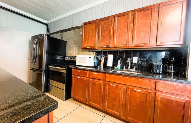 THE 1023 With Private Yard & Parking, Near Falls & Casino by Niagara Hospitality - Photo 20