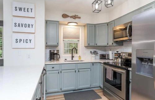 In The Woods - 5 BR Chalet with Game Room, Fire Table and Hot Tub - Foto 11