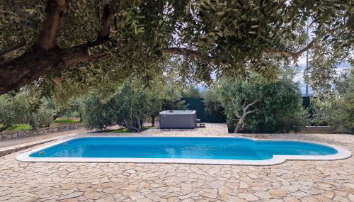 Luxury Private Villa Complex With Pool and Jacuzzi - Photo 5