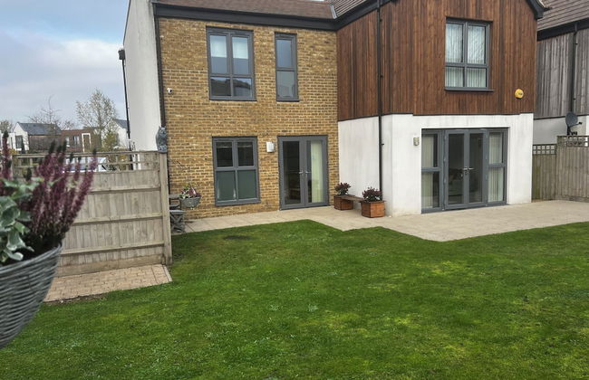 Luxurious 4 BH Home Near Willen Lake Ideal for Families & Business Stays! - Photo 25