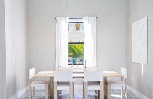 Luxurious Waterfront Home with Heated Pool and Jacuzzi - Foto 19