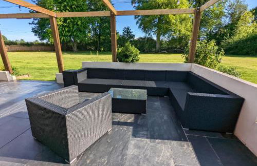 Unique, Spacious, Self-Built Eco Home with huge garden and movie room - Photo 53