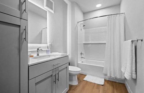 Luxe King Suite, Cozy Sectional, Gym, Pool, U of A - Photo 7