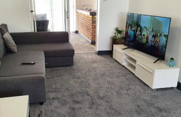 Green Haven Villa - 4BR Spacious House with Hot tub, Ample Parking, Air Condition, WIFI, Netflix, Patio & Garden - Foto 1