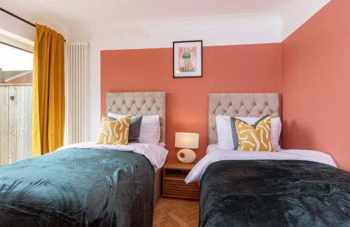 Stunning Bishop Auckland House with 5-bedrooms & 8 Beds Sleeps 12 with Free Parking by PureStay - Foto 25