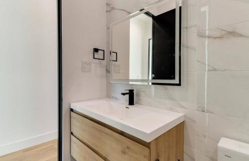 Modern Luxe Retreat Three-Bedroom #4 - Photo 33