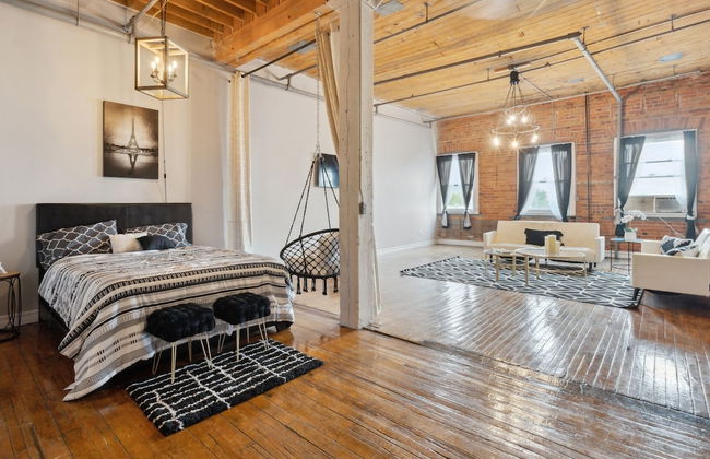 Queen G Investments 1 Bedroom Apts by RedAwning - Foto 1