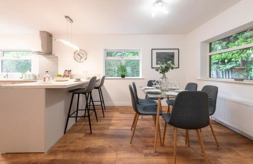 Large 2-Bedroom Bungalow near Airedale Hospital, Keighley, Convenient Location with Parking - Photo 12