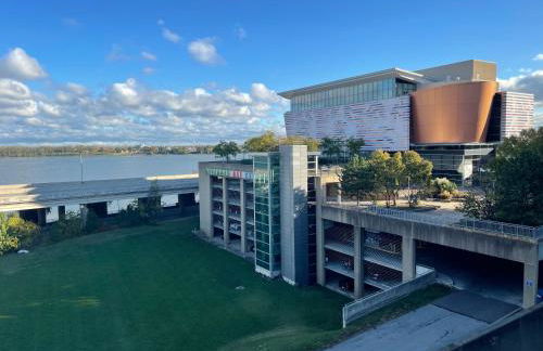 City Loft Escape with River Views! By Hollyhock - Foto 9