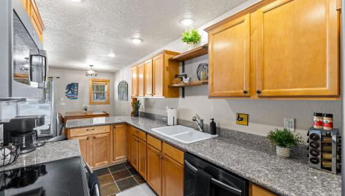 Grandmas Hideaway - walk to downtown, private hot tub, pet friendly with patio - Foto 3