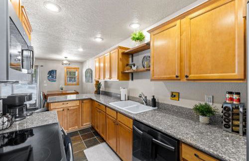 Grandmas Hideaway - walk to downtown, private hot tub, pet friendly with patio - Foto 3