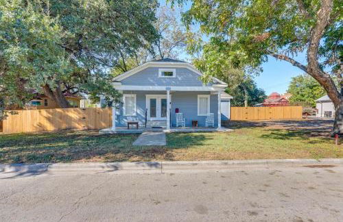 Walk to Downtown Shops and BBQ Home with Fenced Yard - Foto 27