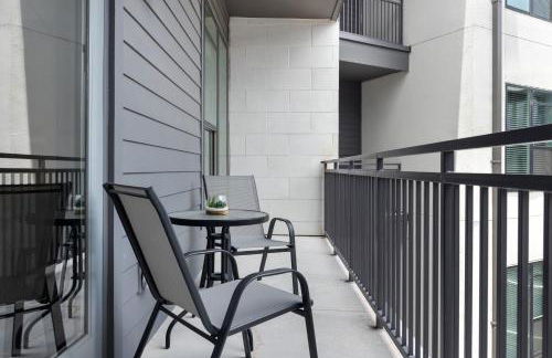 Modern Comfort North Austin with Balcony and Workspace - Foto 17