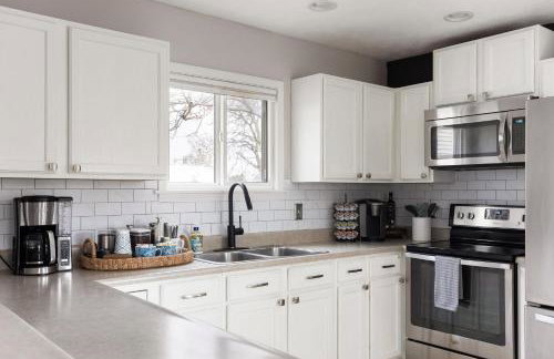 Capitol House - 3 Bed 1 Full and 1 Half Bath, Pet Friendly with Hot Tub walk to Lucas Oil Stadium - Foto 15